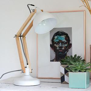 Lampe de bureau articulée bois et métal Dexter Red Cartel - blanc