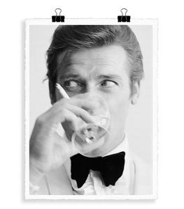Image Republic - Affiche La Galerie "Roger Moore" 56 x 76 cm - Blanc