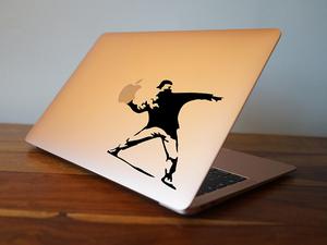 Sticker pour Macbook ou PC, le lanceur de pommes de Banksy