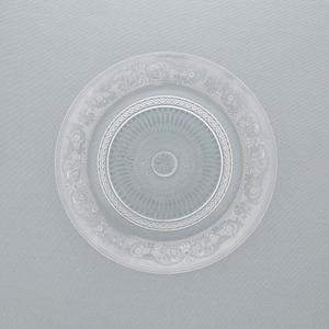 ASSIETTE DE PRÉSENTATION EN VERRE À MOTIFS GRAVÉS