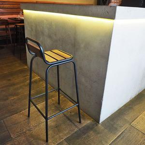 Chaise de bar esprit industriel en métal noir mat et acacia decoclico Factory