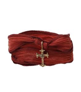 Catherine Michiels - Bracelet en soie à nouer et charm Mariel Cross en bronze et diamant - Rouge