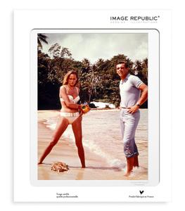 Image Republic - Affiche La Galerie "Sean Connery Ursula" 40 x 50 cm - Blanc