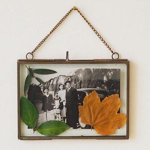 Cadre photo horizontal avec chaîne en verre et métal finition laiton antique 18 x 13 cm- PM