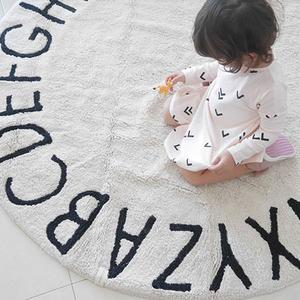 Tapis enfant rond en coton noir et écru alphabet ABC Lorena Canals