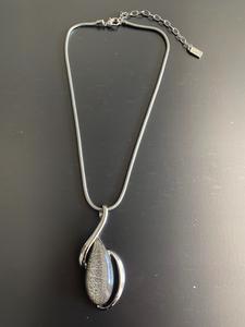Collier - Goutte en résine avec métal sur chaine serpent