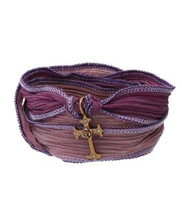 Catherine Michiels - Bracelet en soie à nouer et charm Mariel Cross en bronze et diamant - Violet