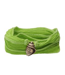Catherine Michiels - Bracelet en soie à nouer et charm Shanka en bronze - Vert