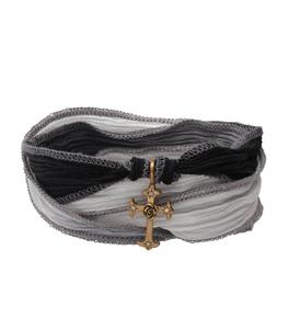 Catherine Michiels - Bracelet en soie à nouer et charm Mariel Cross en bronze et diamant - Noir