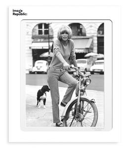 Image Republic - Affiche Mireille Darc vélo 40 x 50 cm - Noir